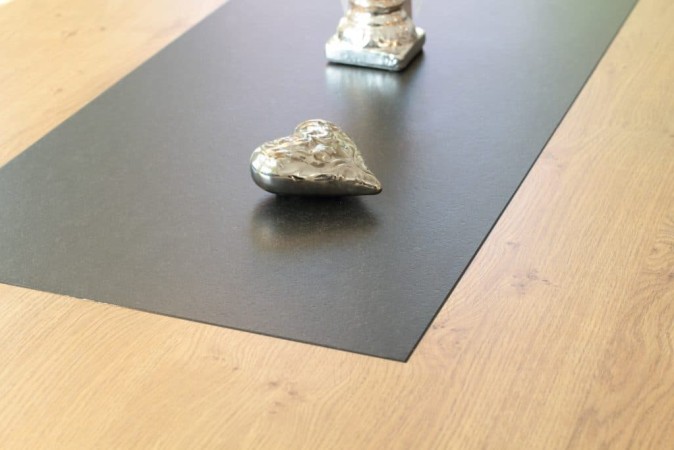 Tisch mit Graniteinlage