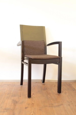 Moderner Stuhl aus Holz mit Armlehnen
